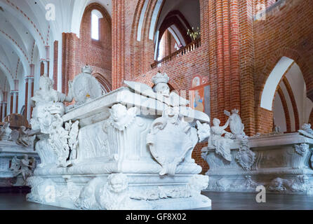 Roskilde, Danimarca - 23 Luglio 2015: il coro con le tombe reali nella cattedrale medievale Foto Stock