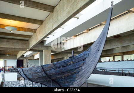 Roskilde, Danimarca - Luglio 23, 2015: i visitatori nel Museo della Nave Vichinga Foto Stock