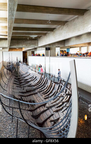 Roskilde, Danimarca - Luglio 23, 2015: i visitatori nel Museo della Nave Vichinga Foto Stock