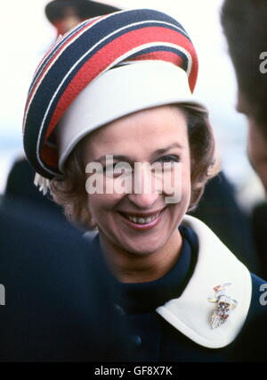 AJAXNETPHOTO. 27Aprile, 1970. GOSPORT, Inghilterra. - La Principessa nomi YACHT - S.A.R. la Principessa Alexandra, la onorevole deputata Ogilvy, CHAT CON I MEMBRI DELL'EQUIPAGGIO DELLA BARCA LUTINE presso il cantiere dove ha chiamato lo yacht. foto:JONATHAN EASTLAND/AJAX REF:907698 (C357008) Foto Stock