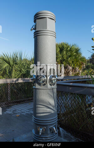 Libero pubblica acqua fredda machineon percorso di legno al Beach, Florida Foto Stock