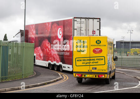 Ocado lampone van livrea & Morrisons supermercato servizio di consegna di generi alimentari negozio di alimentari veicoli; online flotta di consegna Consegna, generi alimentari & la famiglia essentials in Liverpool, Merseyside, Regno Unito Foto Stock