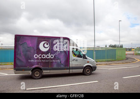 Ocado viola Cabbage Van livrea & Morrisons supermercato servizio di consegna di alimentari veicoli negozio di alimentari; consegna online flotta consegna, consegne, generi alimentari e prodotti essenziali per la casa a Liverpool, Merseyside, Regno Unito Foto Stock