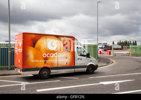 Cipolla Ocado Van livrea & Morrisons supermercato servizio di consegna di generi alimentari negozio di alimentari veicoli; online flotta di consegna Consegna, generi alimentari & la famiglia essentials in Liverpool, Merseyside, Regno Unito Foto Stock