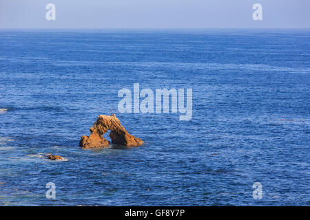 Bella arch rock alla piccola spiaggia di corona intorno al pomeriggio Foto Stock