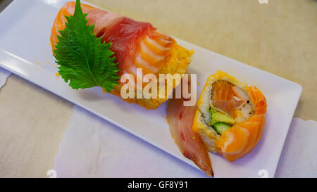 Delizioso cibo giapponese Rainbow Roll mangiato a Hacienda Heights Foto Stock