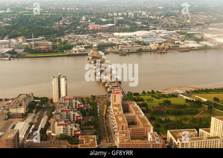 La Thames Barrier fotografata da un aereo proveniente in terra presso il City Airport Foto Stock