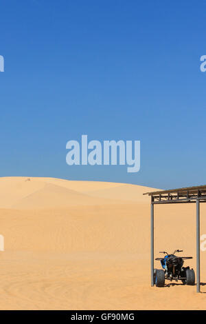 Motore quad nel deserto - bianco dune di sabbia Foto Stock