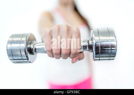 Proprietà rilasciato. Modello rilasciato. Giovane donna che lavora fuori con il manubrio, close-up. Foto Stock