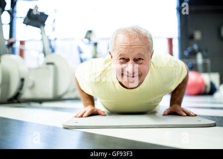 Proprietà rilasciato. Modello rilasciato. Ritratto uomo senior di esercizio in palestra e sorridente. Foto Stock