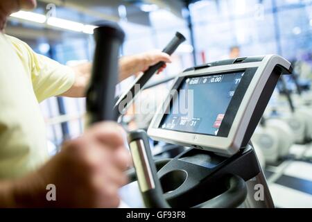 Proprietà rilasciato. Modello rilasciato. L'uomo esercita sul tapis roulant esercizio in palestra. Foto Stock