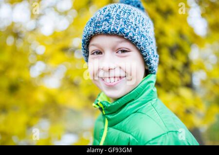 Modello rilasciato. Ragazzo che indossa cappellino e sorridente, close-up, ritratto. Foto Stock