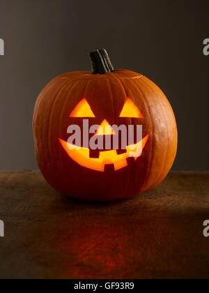 Jack o lantern (Cucurbita pepo) zucca con un volto scolpito per la festa di Halloween, studio shot. Foto Stock