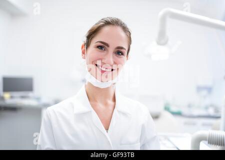 Modello rilasciato. Close-up di giovane donna dentista, ritratto. Foto Stock