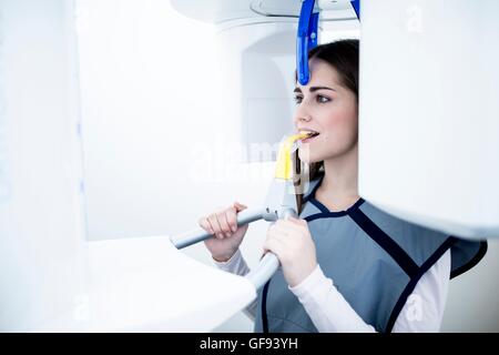 Modello rilasciato. Giovane donna avente raggi x in clinica. Foto Stock
