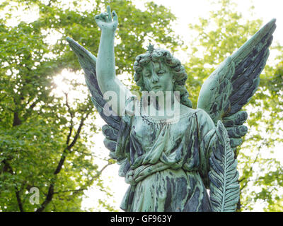 In Europa la Baviera città di Monaco di Baviera cimitero Ostfriedhof scultura in bronzo di metallo verde angelo ossidazione simbolo lutto antica e storica Foto Stock