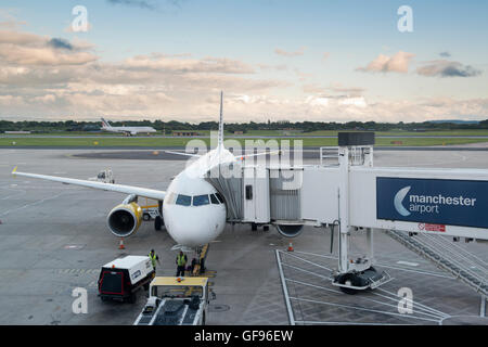 Un aereo di linea è fermo sul piazzale dell'aeroporto di Manchester mentre la scheda di passeggeri e bagagli è caricato (solo uso editoriale). Foto Stock