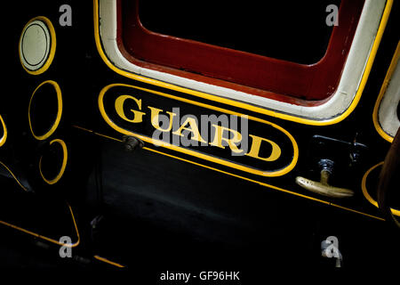 Una guardia van su un vecchio British carrello ferroviario Foto Stock