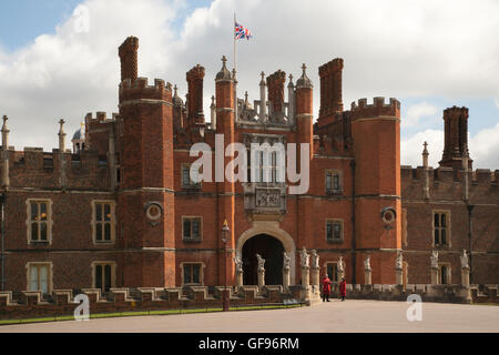 Grande Gatehouse, Hampton Court Palace, Greater London, Inghilterra Foto Stock