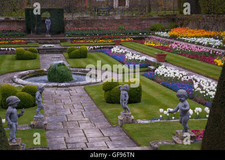 Una formale sunken walled garden a Hampton Court Palace , Londra , Inghilterra Foto Stock