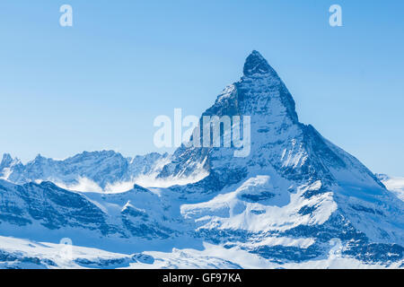 Shot del famoso monte Cervino, uno dei picchi più alti in Europa e la montagna in primo piano il Toblerone chocolate Foto Stock