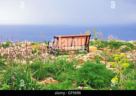 Panca romantica al mare. Dingli Cliffs, Malta Foto Stock