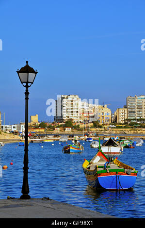 Multicolores barche maltesi a St Julians, Malta. Foto Stock