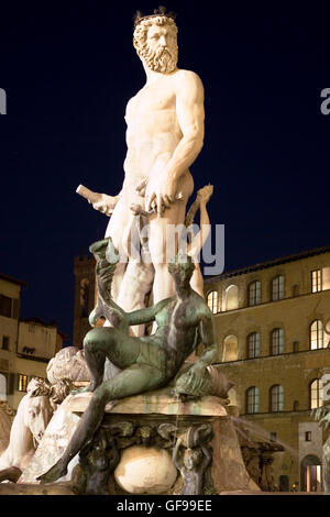 La fontana del Nettuno, Piazza della Signoria, Firenze, Toscana, Italia, illuminata di notte Foto Stock