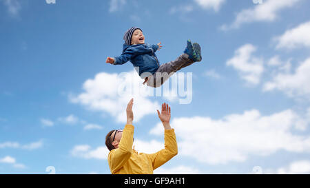 Padre con figlio giocare e divertirsi in esterno Foto Stock