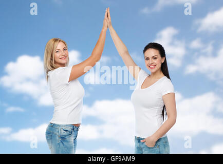 Gruppo di felice diverse donne in bianco t-shirts Foto Stock