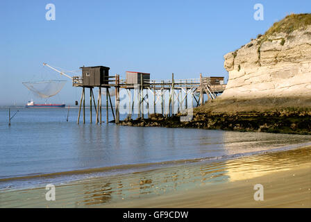 Carrelets a Saint Georges di Didonne a bassa marea in Francia, regione Charente-Poitou Foto Stock