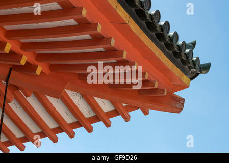 Dettaglio del tetto del cancello principale di Jingu Heian, sacrario scintoista, Kyoto, Giappone Foto Stock