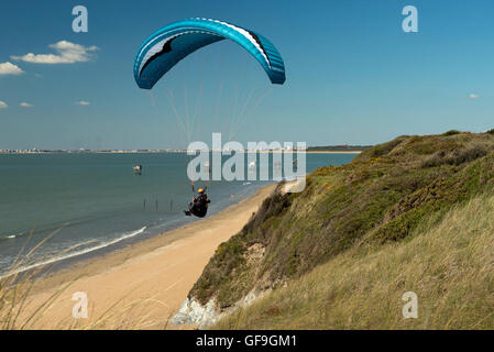 Parapendio vola lungo la costa atlantica vicino a St Michel Chef Chef, Loire-Atlantique, Francia Foto Stock