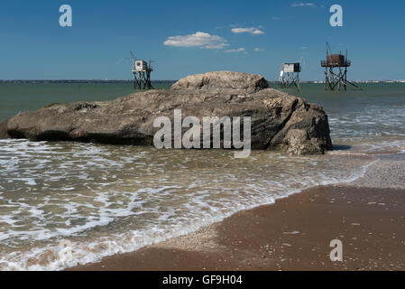 Carrelet tradizionali capanne di pesca sulla costa atlantica vicino a St Michel Chef Chef guardando verso nord in direzione di Saint Nazaire, Francia Foto Stock