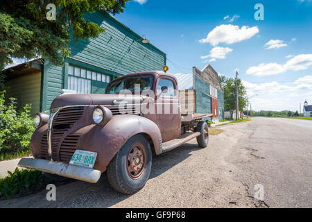 Rusty vintage Fargo (Dodge) carrello strada in Saskatchewan in Canada Foto Stock