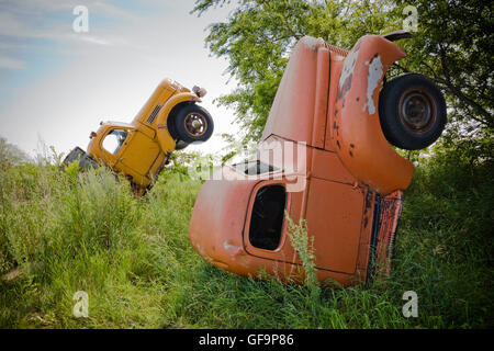 Due camion sepolti verticali degli anni '40 presso la strada a Saskatchewan Canada Foto Stock