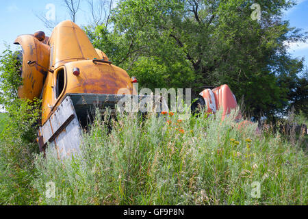 Due camion sepolti verticali degli anni '40 presso la strada a Saskatchewan Canada Foto Stock