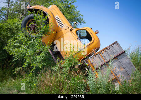 Due camion sepolti verticali degli anni '40 presso la strada a Saskatchewan Canada Foto Stock