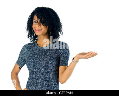 Modello femminile donna attraente presentazione spcace vuota per un logo o un prodotto inserire su sfondo plein Foto Stock