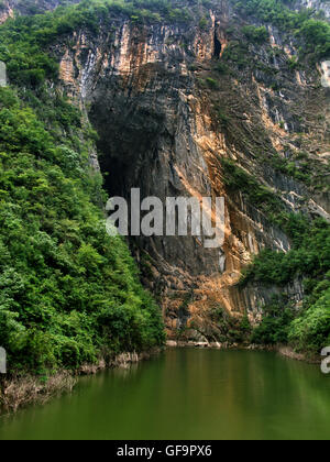 Passando alla bocca della grotta di Rondine nel torrente Shennong, un affluente del fiume Yangtze in Cina. Foto Stock