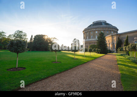 Casa Ickworth, vista dei giardini e del xviii secolo rotunda di casa Ickworth, una grande Georgian country estate vicino a Bury St Edmunds nel Suffolk, Regno Unito Foto Stock