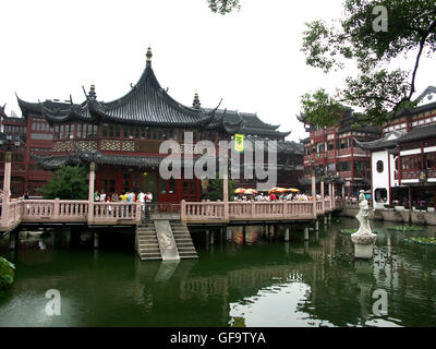 Il ponte di nove torniture e Húxin Tíng teahouse in Nánshì, il quartiere più antico di Shanghai in Cina. Foto Stock