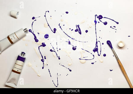 L'espressione artistica. Blot di porpora e vernice bianca su un foglio di carta con la spazzola, il colore dell'olio tubi posti in prossimità di essa. Foto Stock