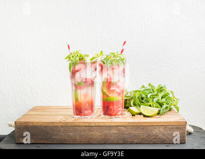 Strawberry mojito cocktail estivo con la menta e il lime in bicchieri alti Foto Stock