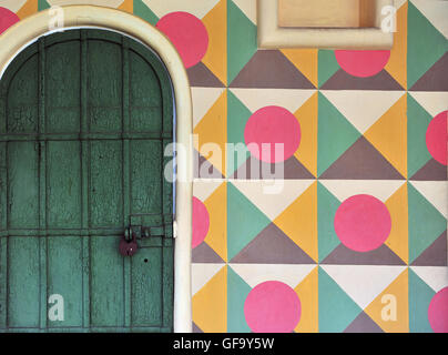 A Kostroma, Russia - 10 Luglio: porta di legno e muro con disegno geometrico nel monastero Ipatiev, Kostroma sulla luglio 10, 2016. Kostrom Foto Stock