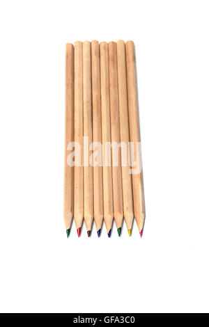 Gruppo isolato di matite colorate su sfondo bianco Foto Stock