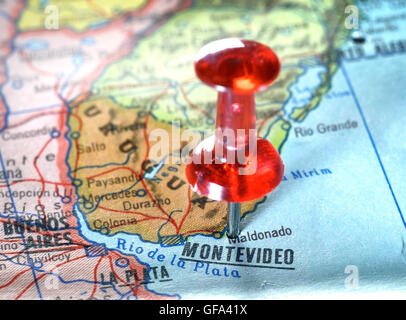 Close-up di una puntina rossa su una mappa di Montevideo Uruguay - Concetto di viaggio Foto Stock