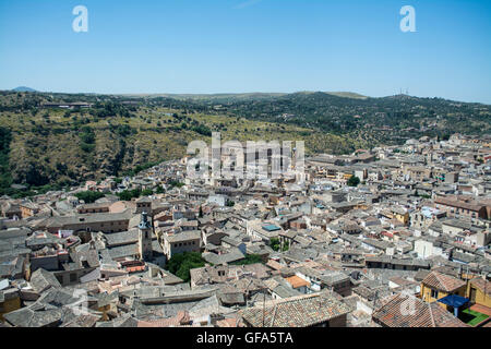 Vista sui tetti della città spagnola di Toledo e dall'Alcazar Foto Stock