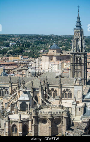 Vista sui tetti della città spagnola di Toledo e dall'Alcazar, Toledo, Spagna Foto Stock