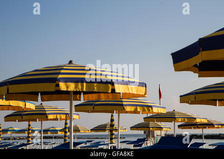 Adriatico spiaggia ombrelloni e lettini Foto Stock